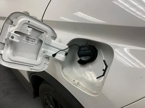 Used 2020 Mitsubishi Eclipse Cross LE FWD image 27