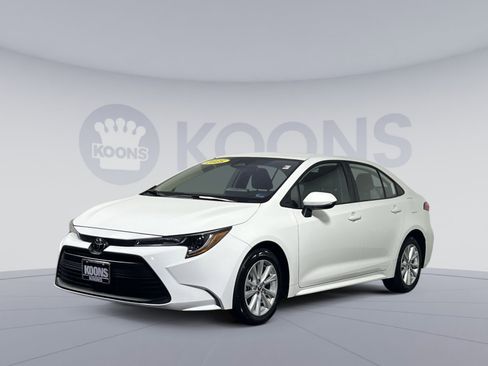 Used 2025 Toyota Corolla LE w/ LE Premium Package FWD image 5