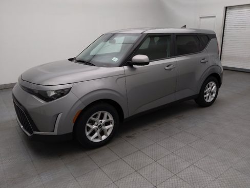 Used 2023 Kia Soul LX w/ Option Group 015 FWD image 2