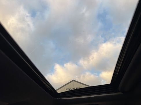 Used 2025 Toyota Corolla Cross AWD Hybrid image 19