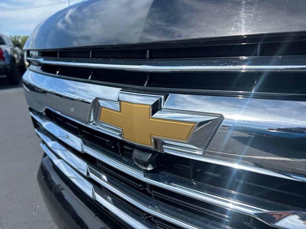 Used 2025 Chevrolet Suburban LT AWD/4WD image 10