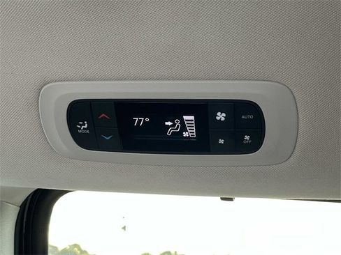Used 2024 Chrysler Pacifica Touring-L image 19