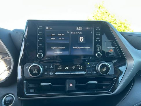 Used 2021 Toyota Highlander XLE AWD/4WD image 20