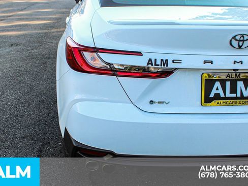 Used 2025 Toyota Camry SE image 13