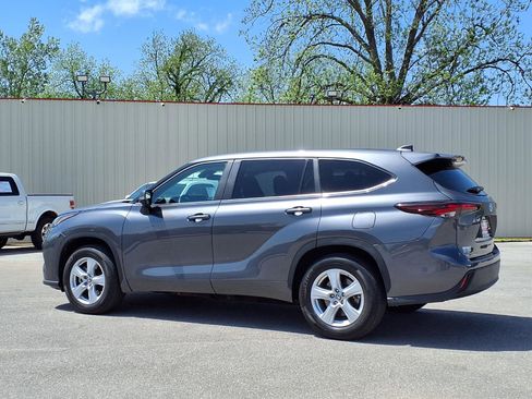 Used 2025 Toyota Highlander LE FWD image 21