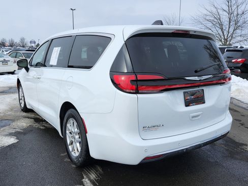 Used 2023 Chrysler Pacifica Touring-L image 13