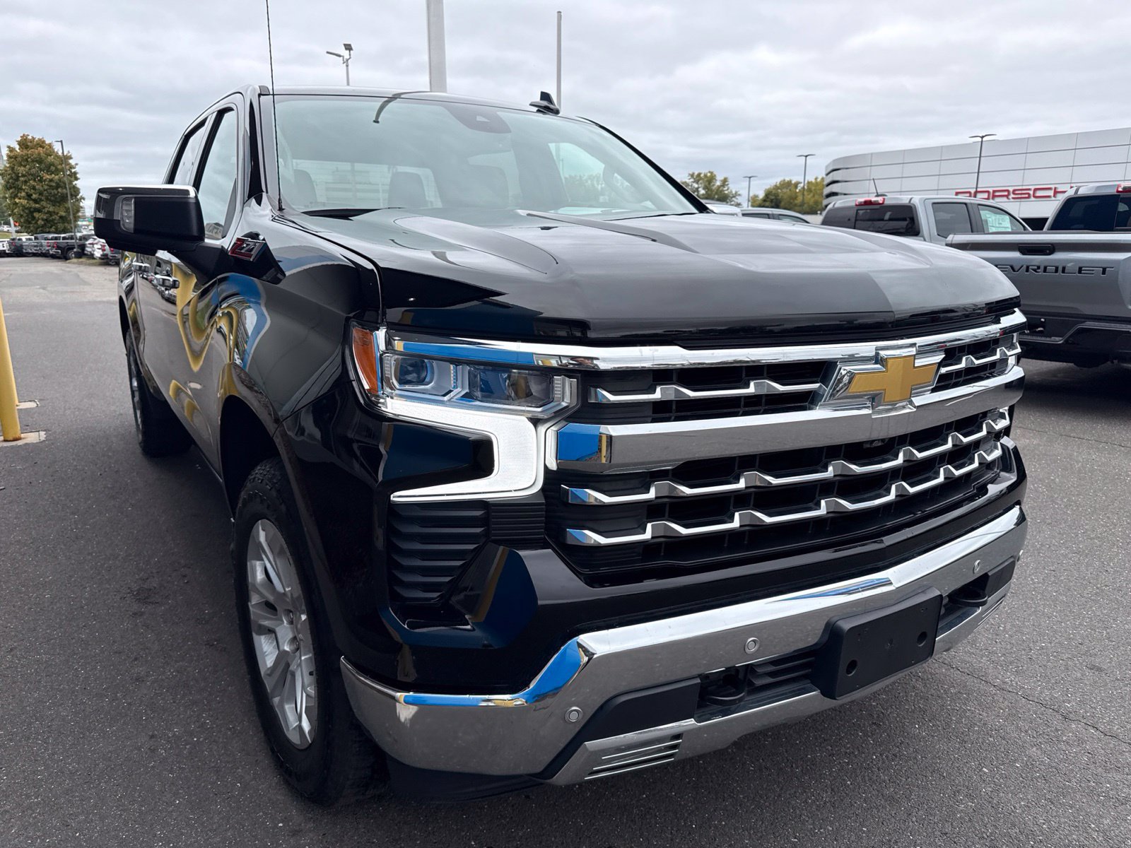 Used 2022 Chevrolet Silverado 1500 LTZ AWD/4WD image 4