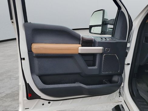 Used 2022 Ford F350 Lariat w/ Chrome Package image 12