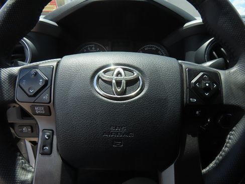 Used 2017 Toyota Tacoma TRD Sport AWD/4WD image 27