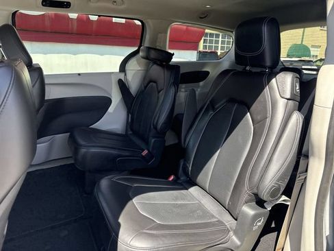 Used 2024 Chrysler Pacifica Touring-L FWD image 21