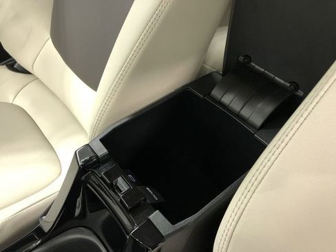 Used 2023 Toyota Corolla Cross XLE w/ Convenience Package image 28