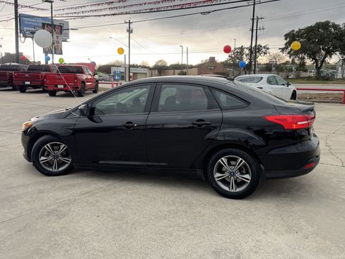 Used 2018 Ford Focus SE w/ SE Appearance Package image 10