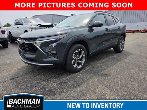 Used 2025 Chevrolet Trax LT w/ Driver Confidence Package FWD image 4