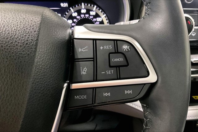 Used 2023 Toyota Highlander XLE AWD/4WD image 19