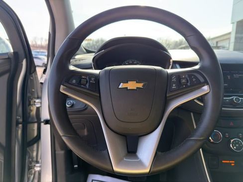 Used 2022 Chevrolet Trax LT w/ LT Convenience Package image 27