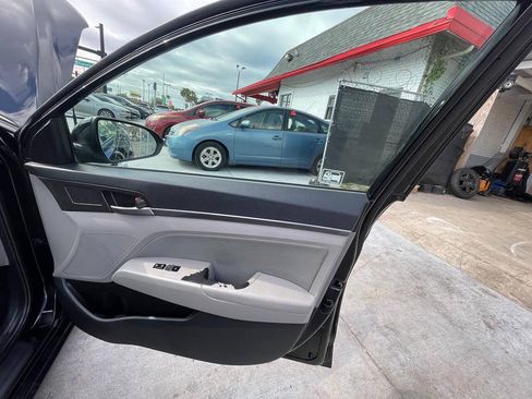 Used 2018 Hyundai Elantra SEL FWD image 8