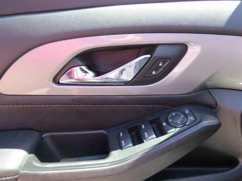 Used 2022 Chevrolet Traverse LT FWD image 16