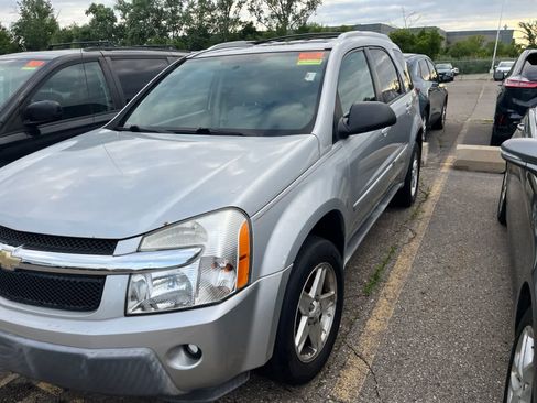 Used 2005 Chevrolet Equinox LT w/ Preferred Equipment Group AWD/4WD image 4