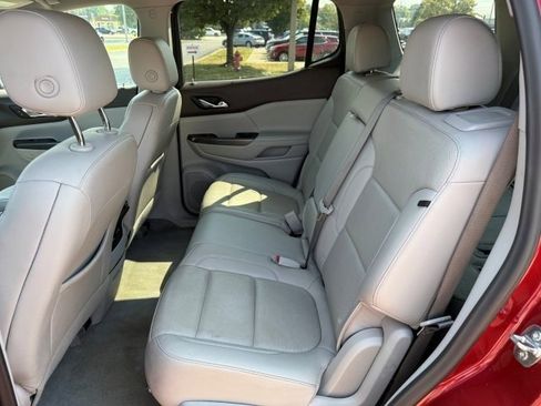 Used 2023 GMC Acadia SLT image 15