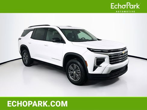 Used 2025 Chevrolet Traverse LT image 1