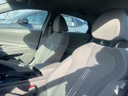 Used 2025 Hyundai Elantra Sport image 12