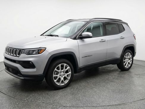 Used 2025 Jeep Compass Limited image 3