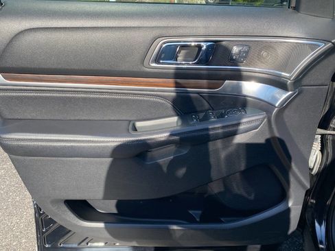 Used 2018 Ford Explorer Limited image 11