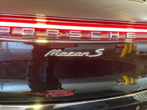 Certified 2022 Porsche Macan S AWD/4WD image 35