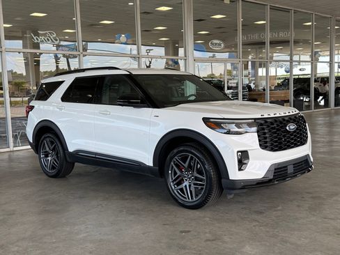 Used 2025 Ford Explorer ST-Line w/ ST-Line Street Pack image 7