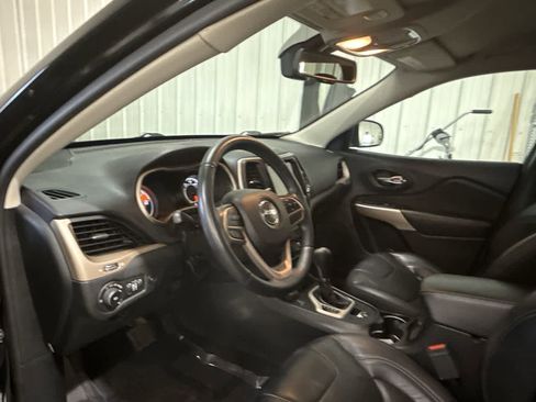 Used 2018 Jeep Cherokee Limited image 2