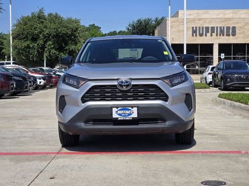 Used 2022 Toyota RAV4 LE FWD image 2
