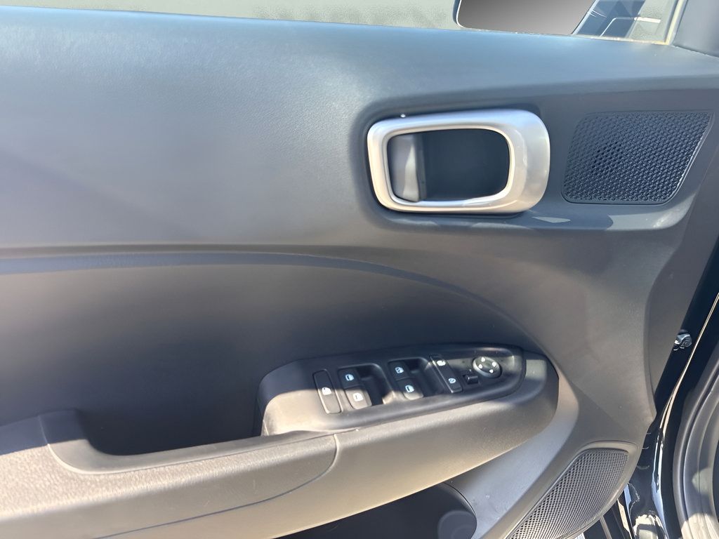 Used 2024 Hyundai Venue SEL FWD image 22