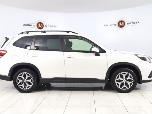 Used 2023 Subaru Forester Premium image 2