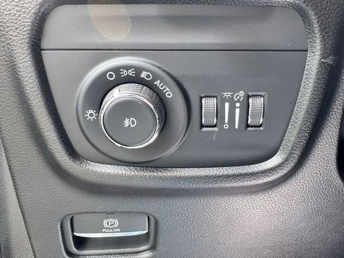 Used 2023 Jeep Grand Cherokee Overland w/ Luxury Tech Group IV AWD/4WD image 35