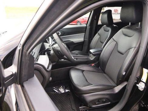 Used 2025 Jeep Compass Latitude w/ Sun & Sound Group AWD/4WD image 10