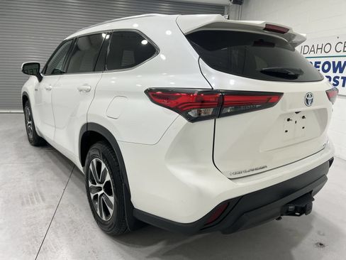 Used 2021 Toyota Highlander XLE AWD/4WD image 6