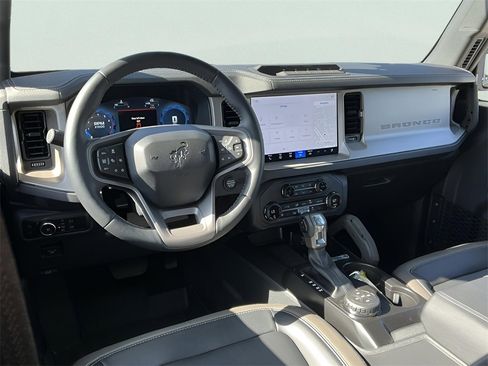 Certified 2025 Ford Bronco Outer Banks w/ Sasquatch Package image 27