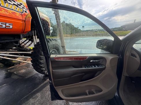 Used 2014 Chrysler Town & Country Touring-L w/ Driver Convenience Group image 12