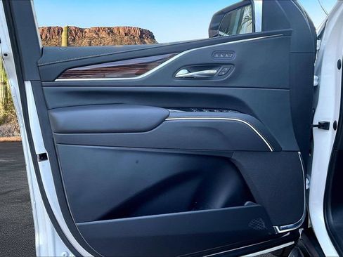 Used 2022 Cadillac Escalade Premium Luxury AWD/4WD image 23