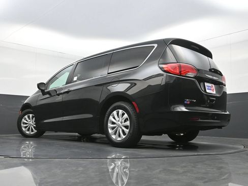 Used 2017 Chrysler Pacifica Touring w/ Tire & Wheel Group FWD image 26
