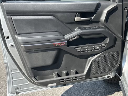 Used 2025 Toyota Tacoma TRD Sport w/ TRD Sport Upgrade Package image 11