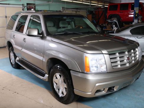 Used 2002 Cadillac Escalade AWD image 4
