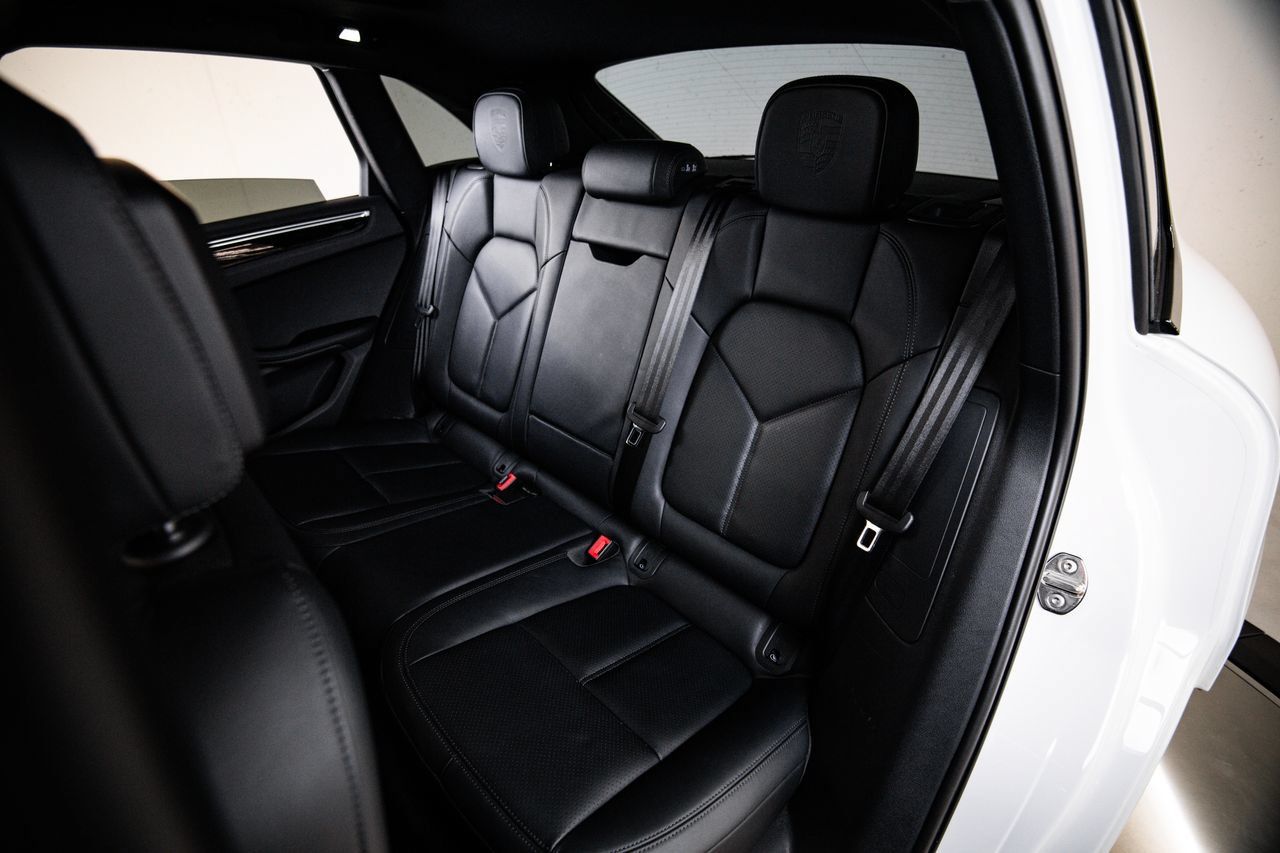 Certified 2023 Porsche Macan AWD/4WD image 24