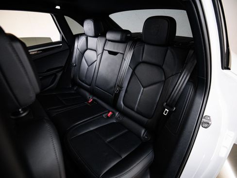 Certified 2023 Porsche Macan AWD/4WD image 24