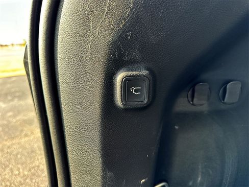 Used 2019 Jeep Cherokee Limited w/ Technology Group image 27