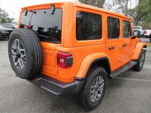 Used 2025 Jeep Wrangler Sahara image 7