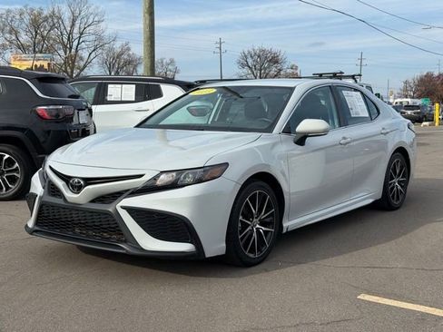 Used 2023 Toyota Camry SE image 2