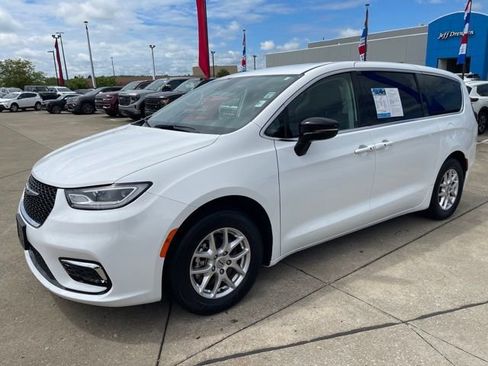 Used 2024 Chrysler Pacifica Touring-L FWD image 2