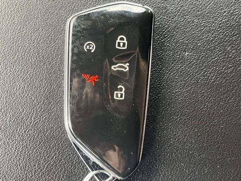 Used 2025 Volkswagen Atlas Cross Sport SE FWD image 4