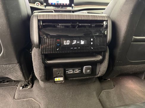 Used 2024 Jeep Wagoneer L Series III w/ Flexible Seating Group AWD/4WD image 62